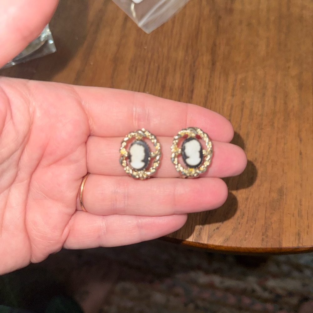 Elegant Cameo Clip-on Earrings